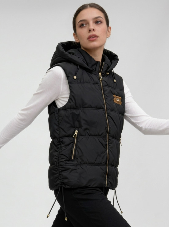 Černá prošívaná vesta s kapucí