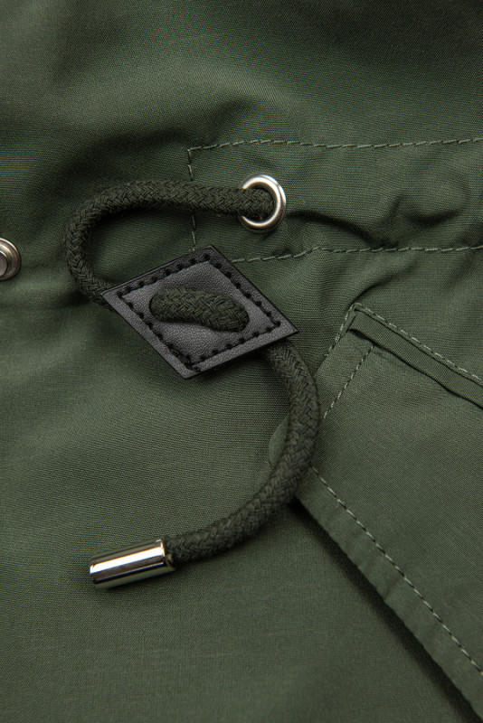 Khaki přechodná parka s černou podšívkou