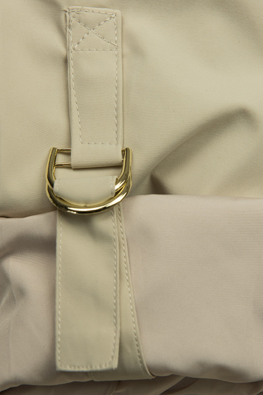 Béžová parka se zlatými detaily