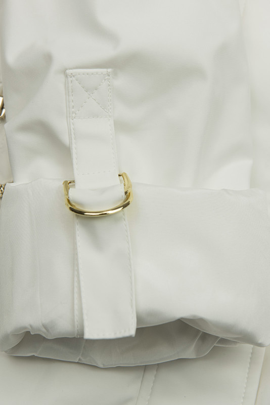 Bílá parka se zlatými detaily