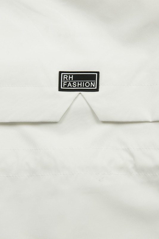 Bílá parka se zlatými detaily