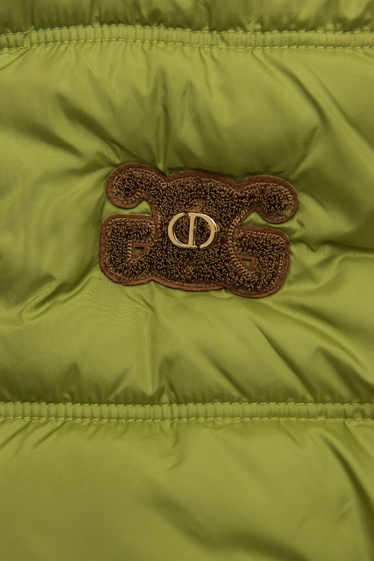 Zelená prošívaná vesta s kapucí