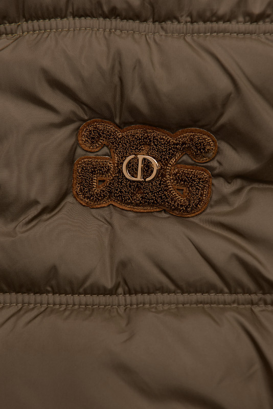 Hnědá prošívaná vesta s kapucí