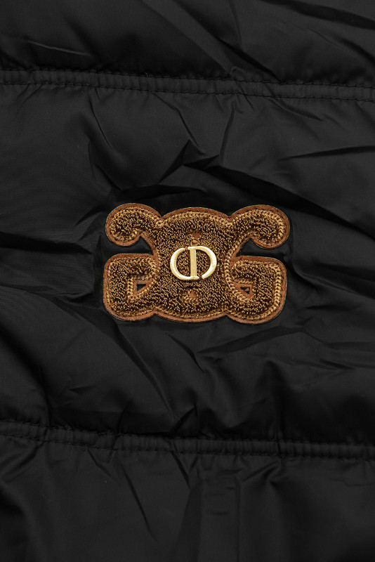 Černá prošívaná vesta s kapucí