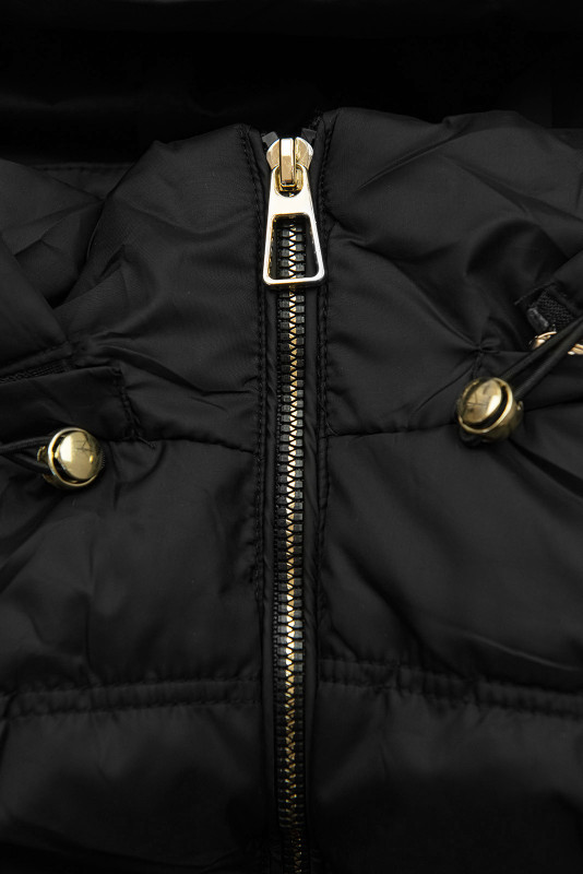 Černá prošívaná vesta s kapucí