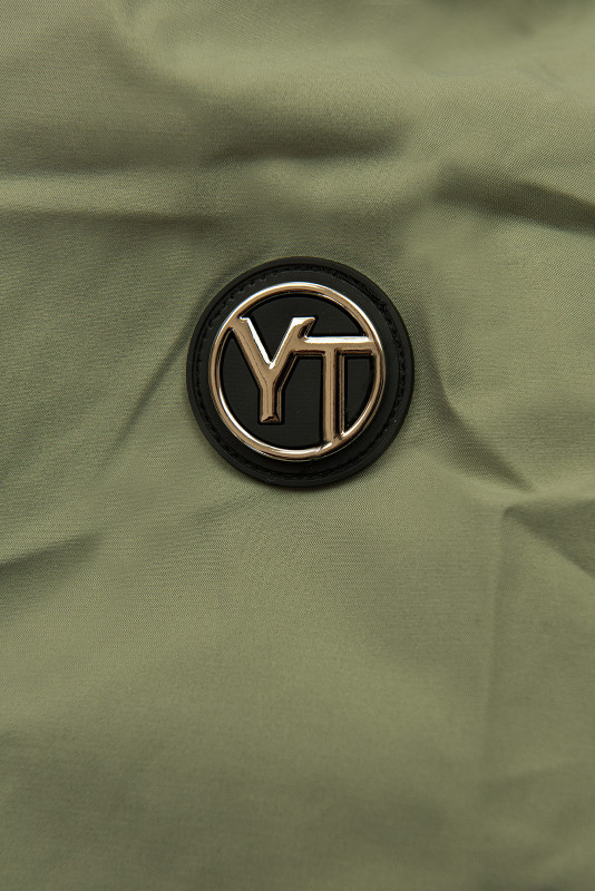 Olivově zelená přechodná parka se stahováním v pase