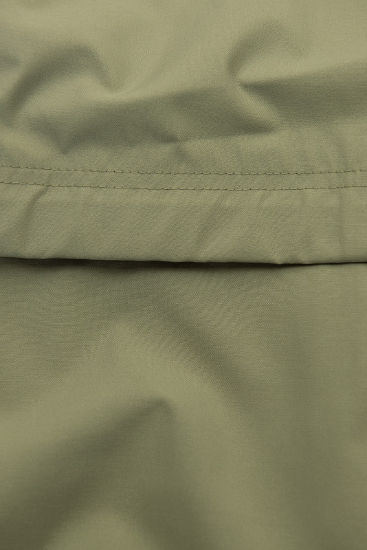 Khakijarní parka s velkou kapucí