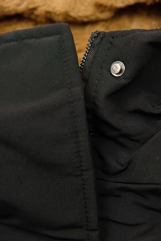 Černá parka s kožešinou na kapuci