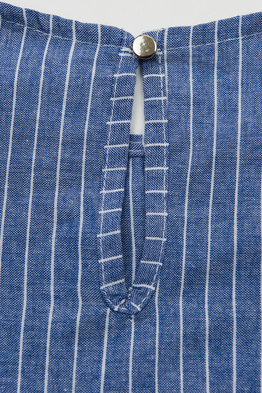 Modro-bílé pruhované šaty s volány