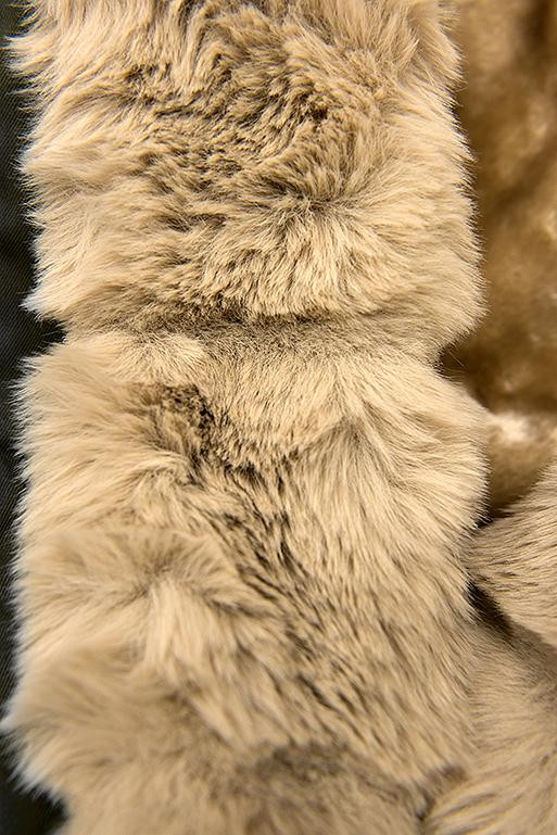 Černá parka s béžovou kožešinovou podšívkou