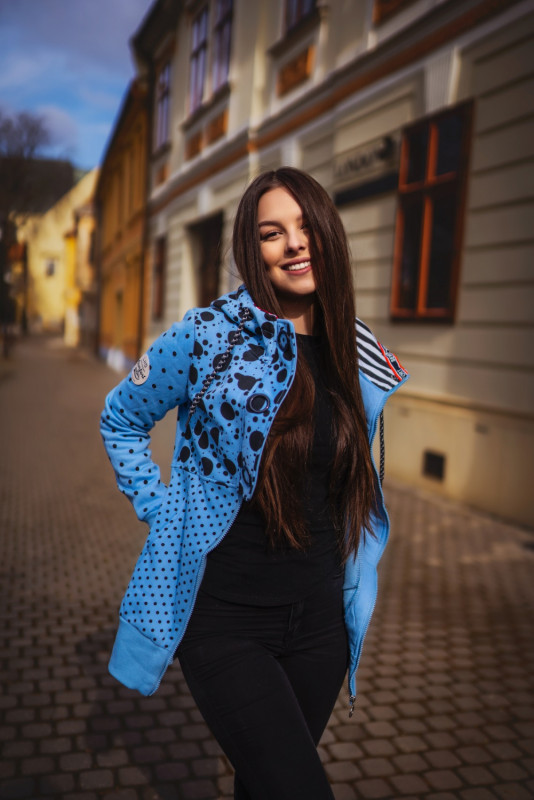 Modrá prodloužená tečkovaná mikina