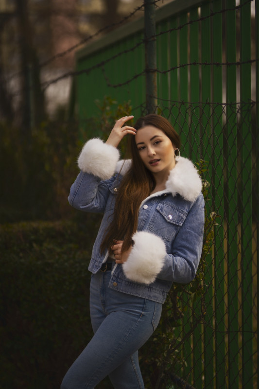 Šedá denimová bunda s černou kožešinou