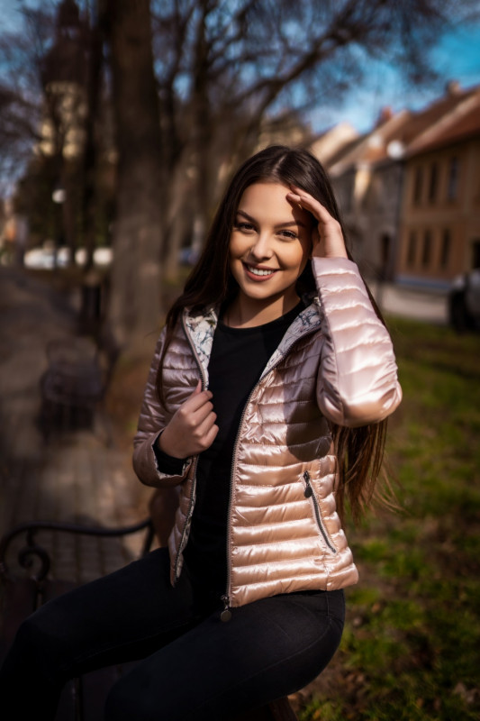 Bílá prošívaná bunda se vzorovanou podšívkou