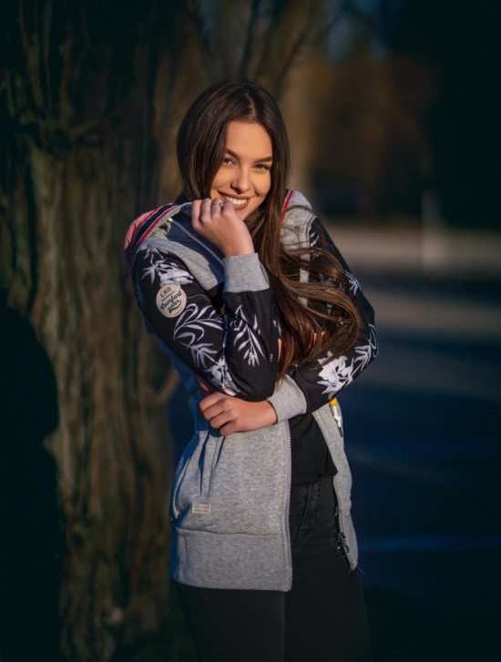 Šedá prodloužená mikina s květinovým vzorem