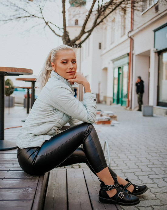Černá prošívaná jarní bunda