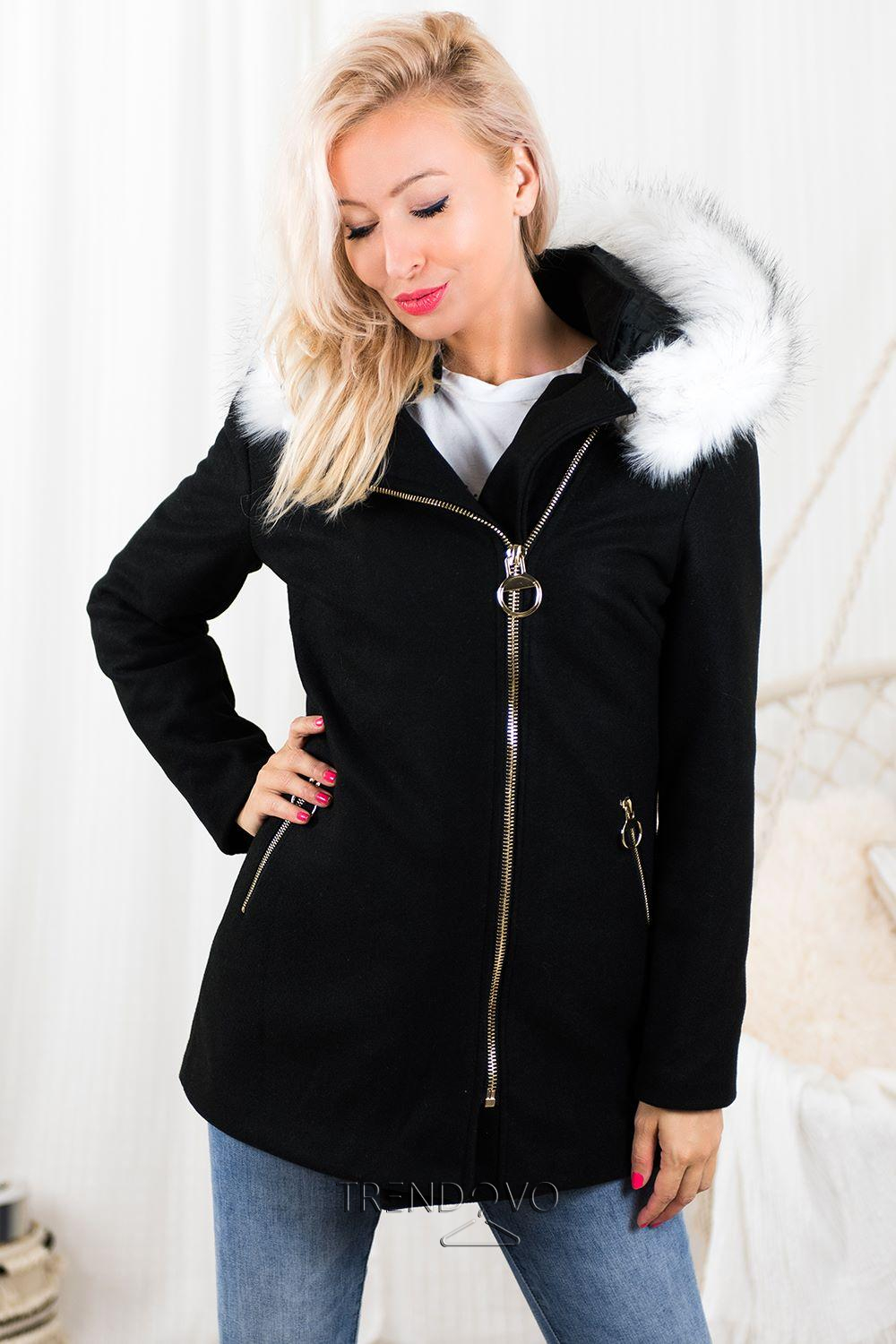 Černý kabát s kapucí