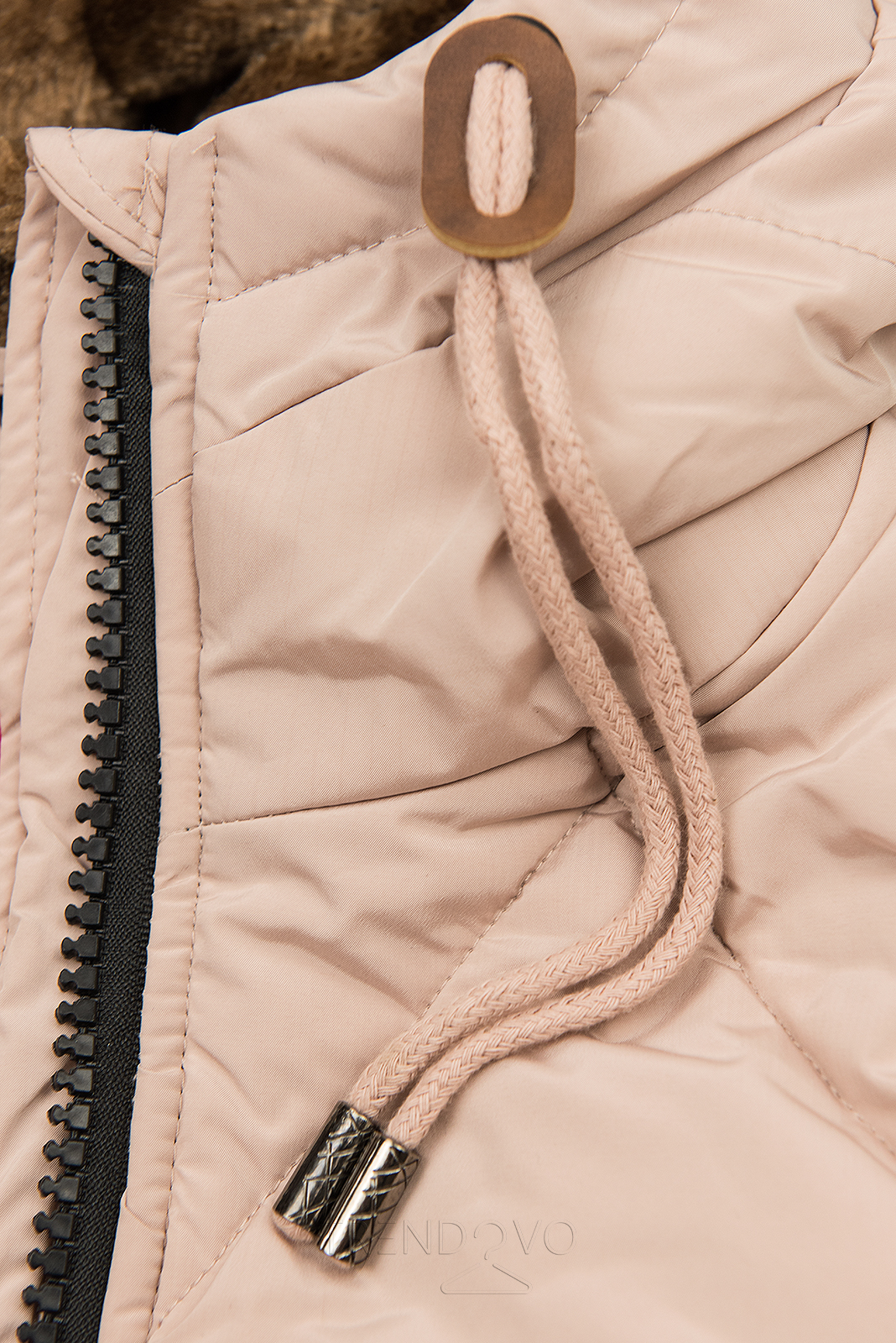 Pudrově růžová zimní bunda v prošívaném designu