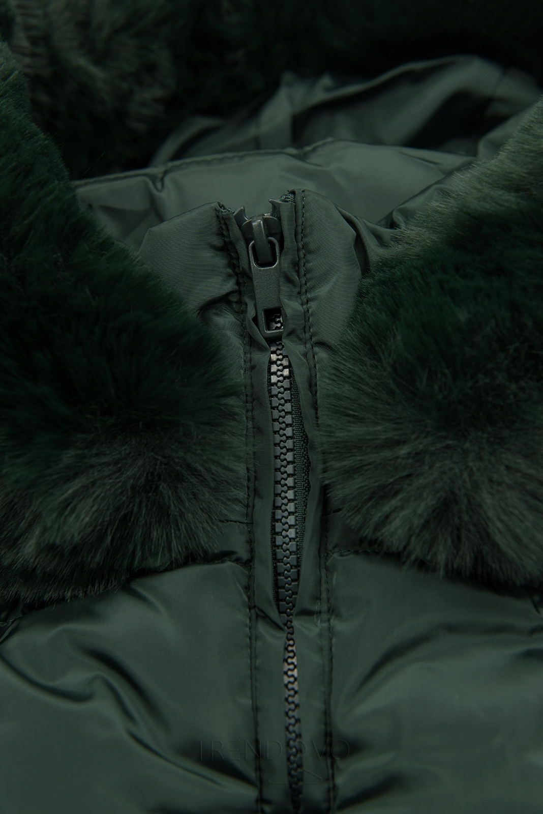 Tmavě zelená prošívaná zimní bunda