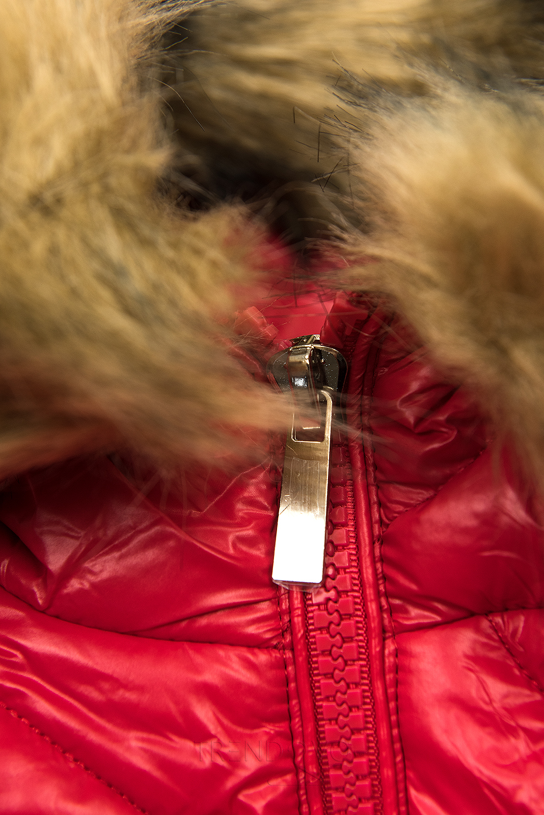 Červená lesklá zimní bunda s páskem