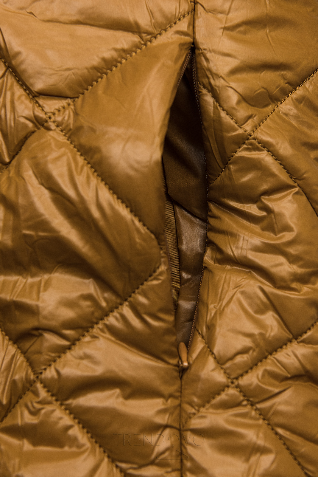Karamelová lesklá zimní bunda s páskem