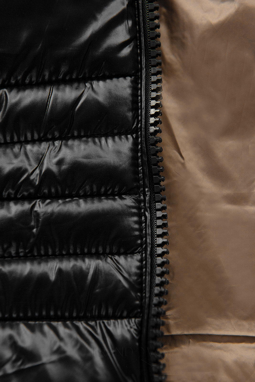 Černá lesklá prošívaná bunda s kapucí
