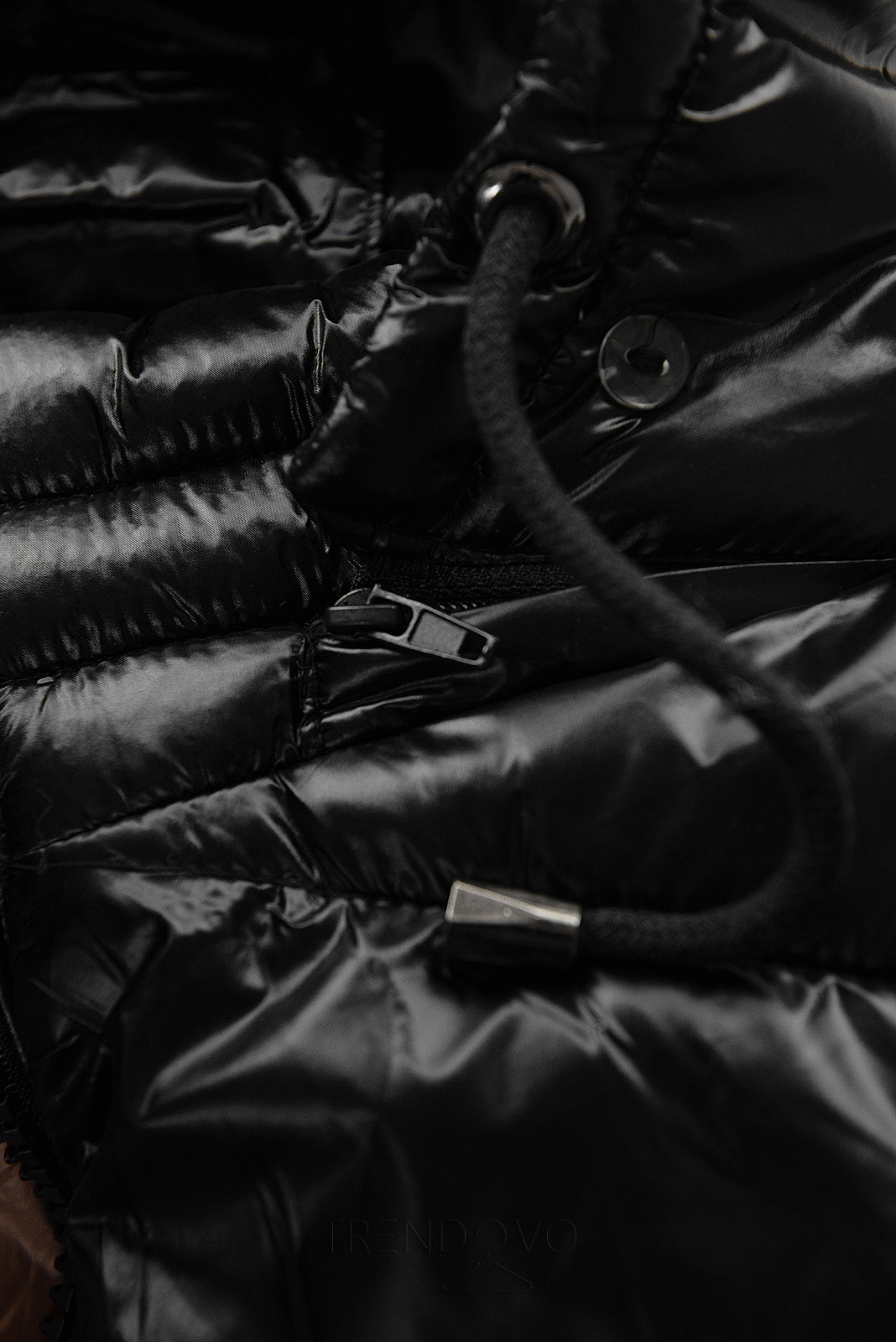 Černá lesklá prošívaná bunda s kapucí