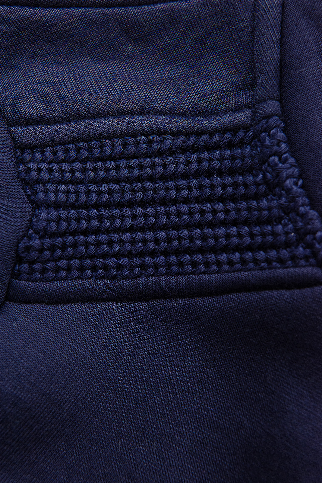 Fialová mikina s ozdobným pletením