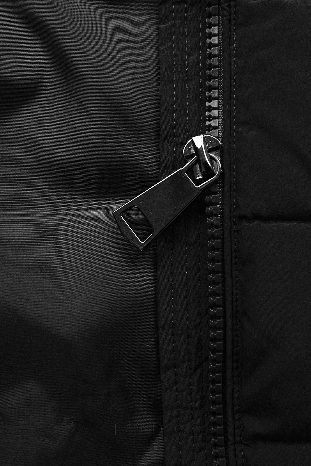 Černá prošívaná zimní bunda s kožešinou