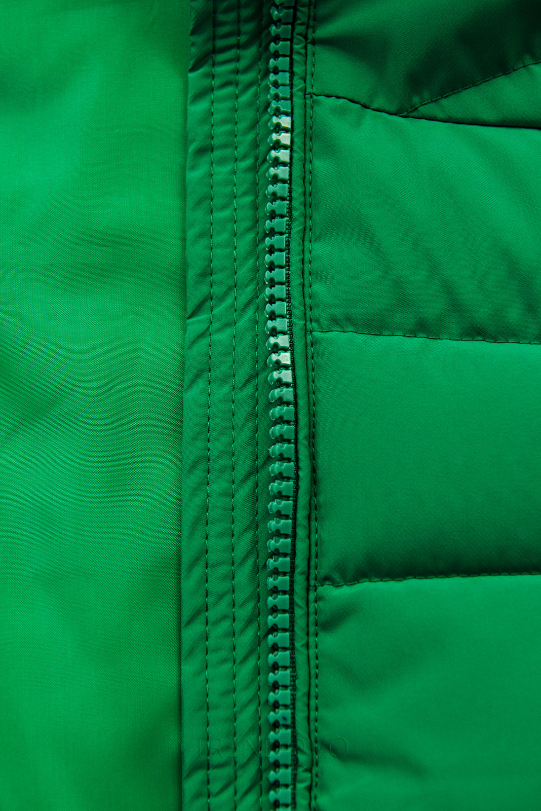 Zelená prošívaná zimní bunda s kožešinou