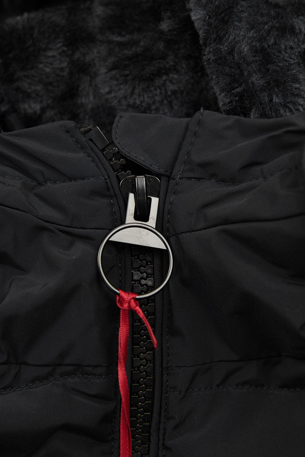 Černá zimní prošívaná bunda s kapucí
