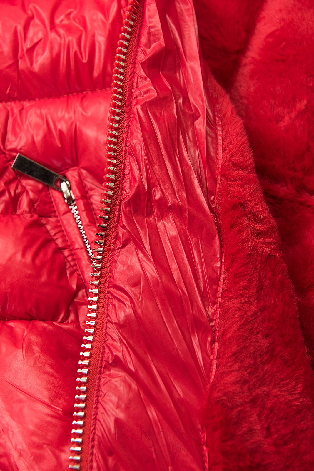 Červená zimní krátká bunda s hnědou kožešinou