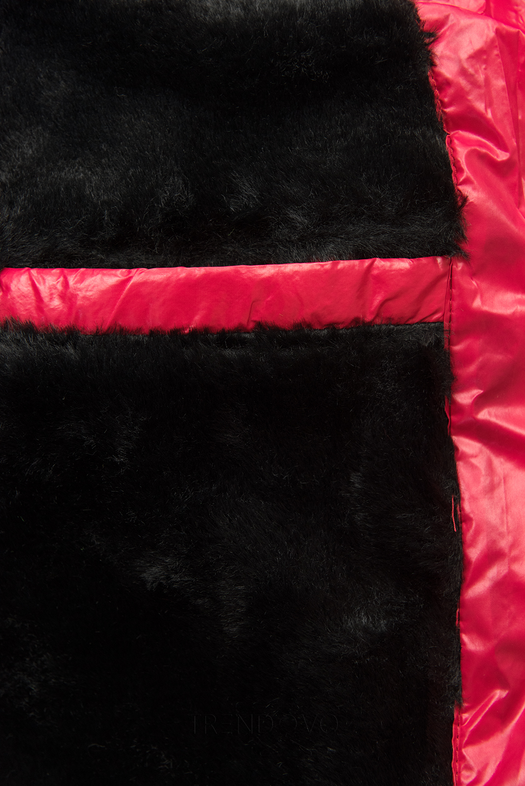 Červená zimní krátká bunda s černou kožešinou
