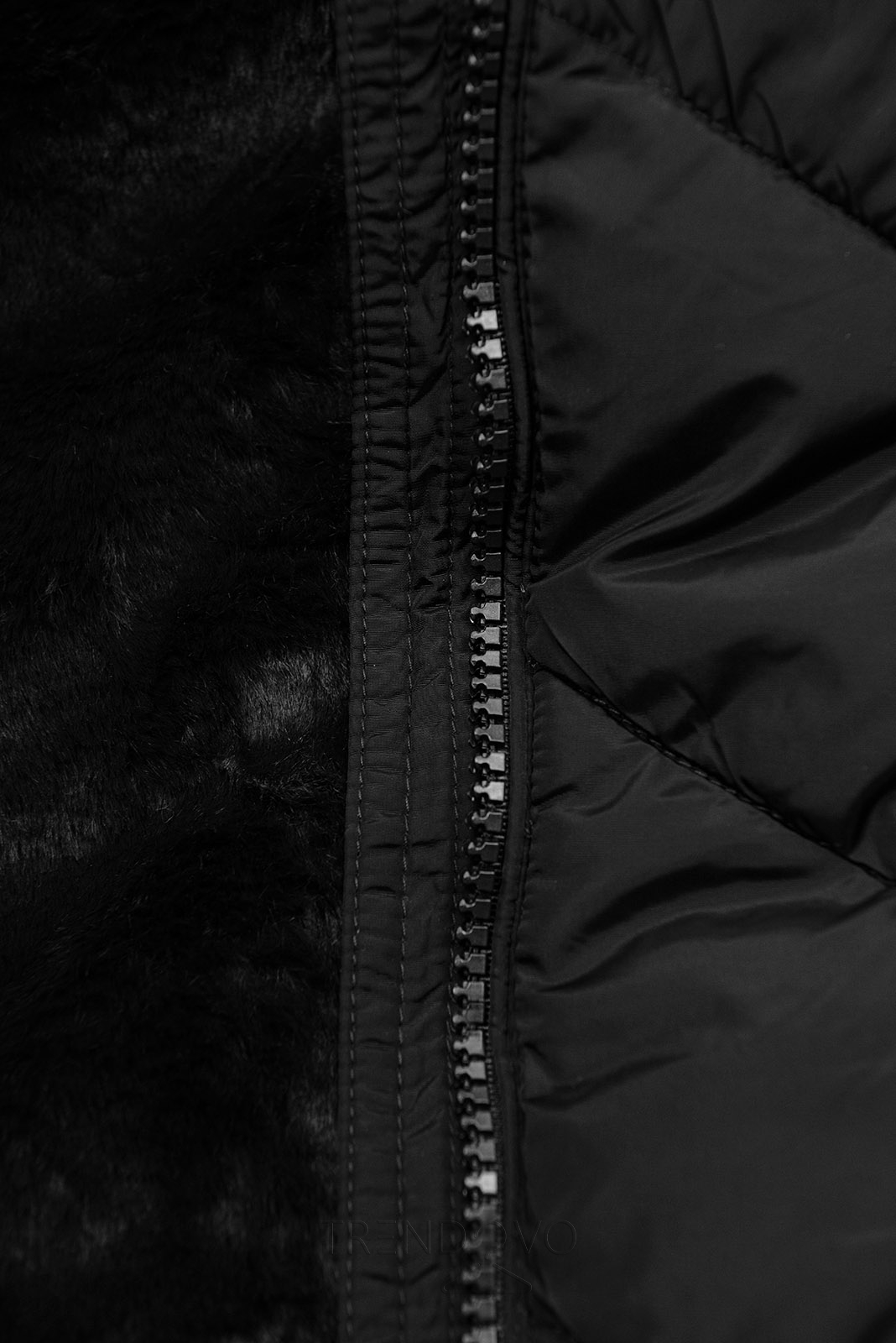 Černá prošívaná zimní bunda s odepínatelnou kapucí