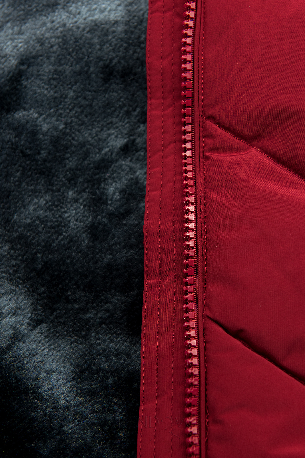Vínově červená prošívaná zimní bunda s odnímatelnou kapucí