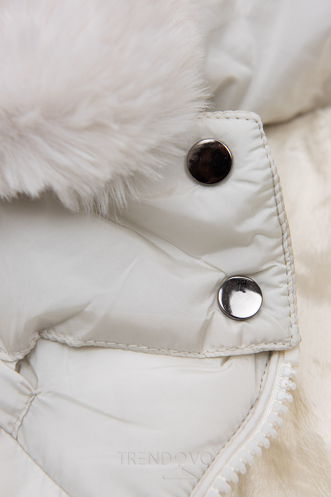 Bílá zimní bunda v prošívaném designu
