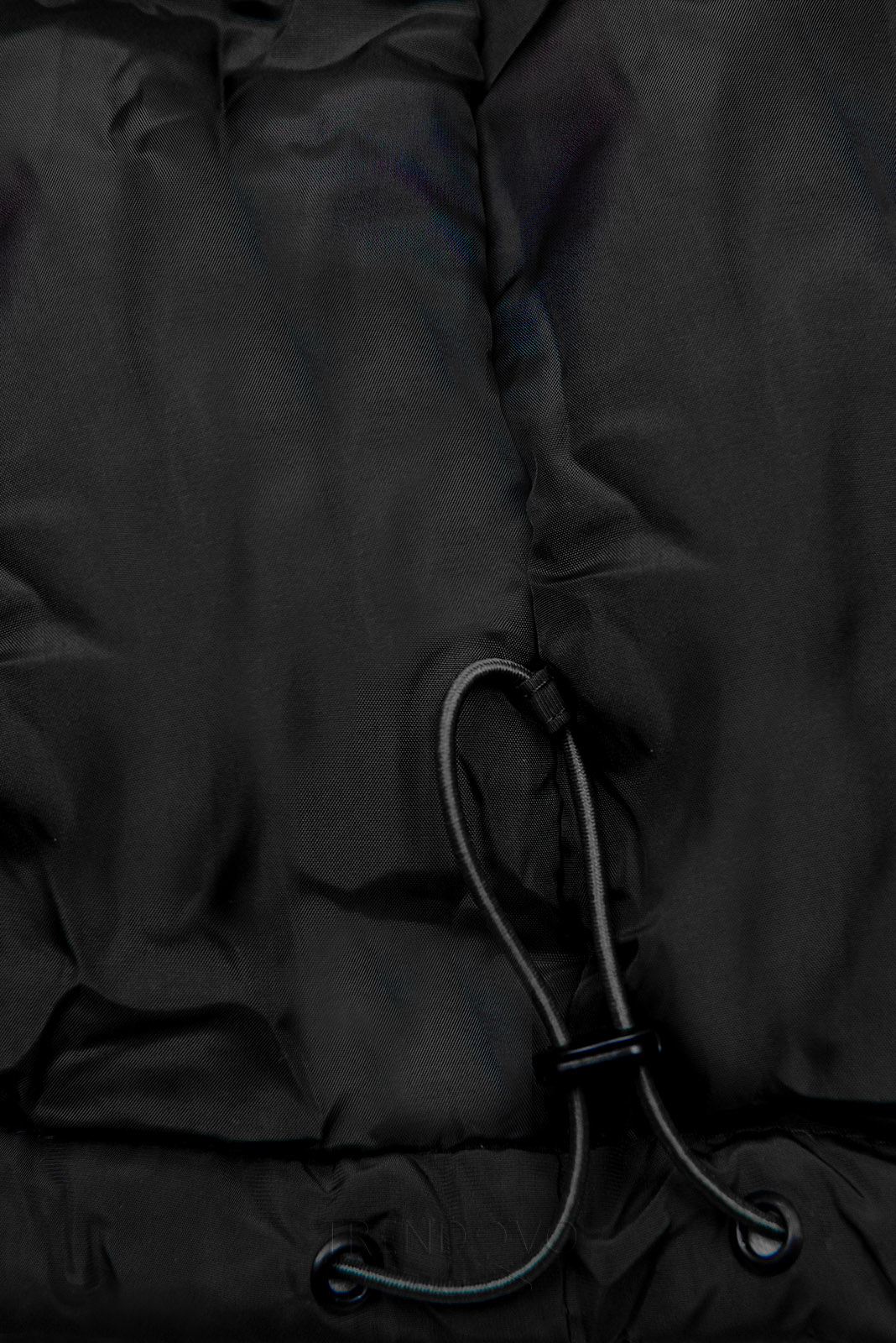 Černá prodloužená zimní bunda s béžovou kožešinou