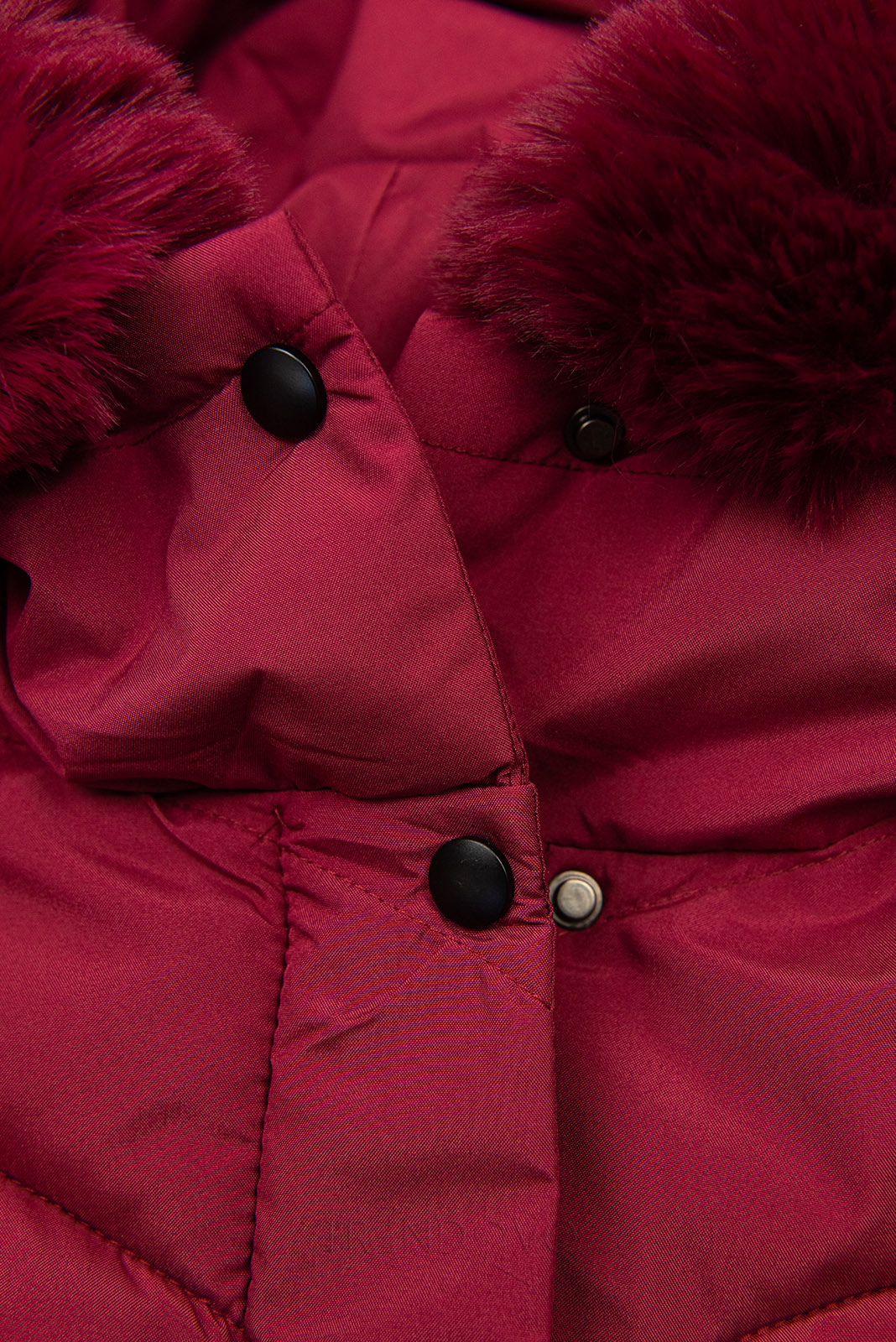 Vínově červená zimní bunda tvarovaná pro širší boky