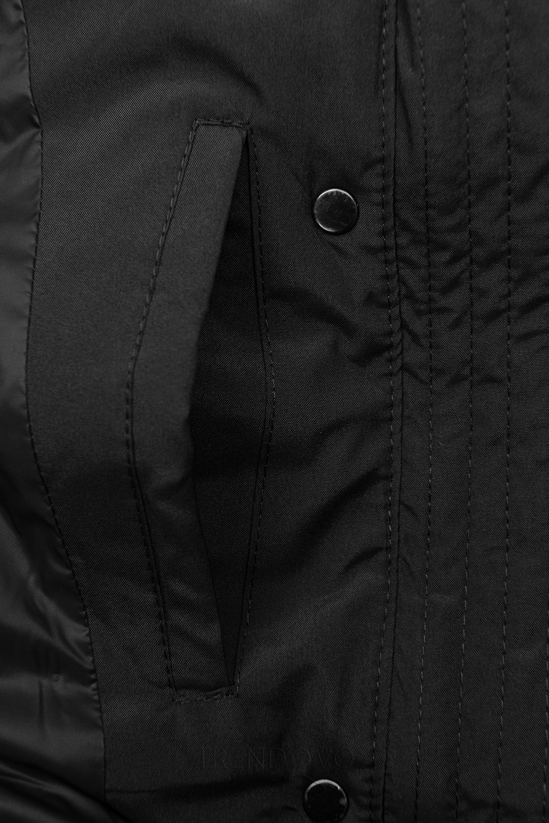 Černá zimní bunda tvarovaná pro širší boky