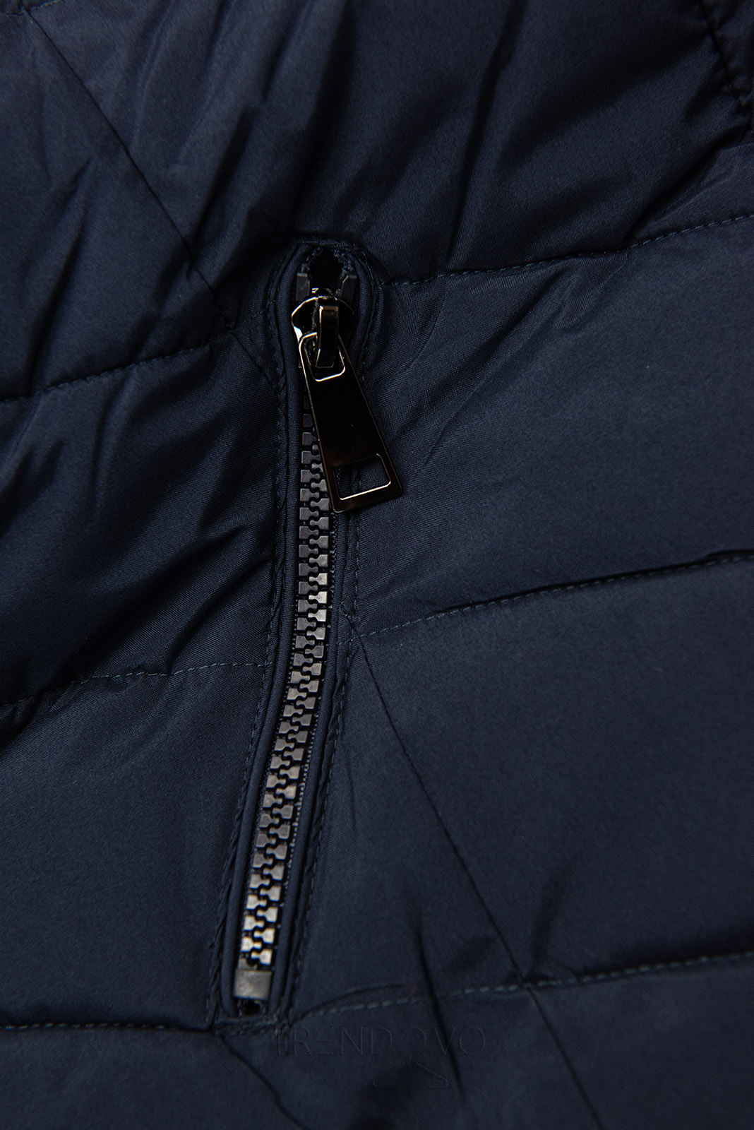 Tmavě modrá zimní bunda tvarovaná pro širší boky