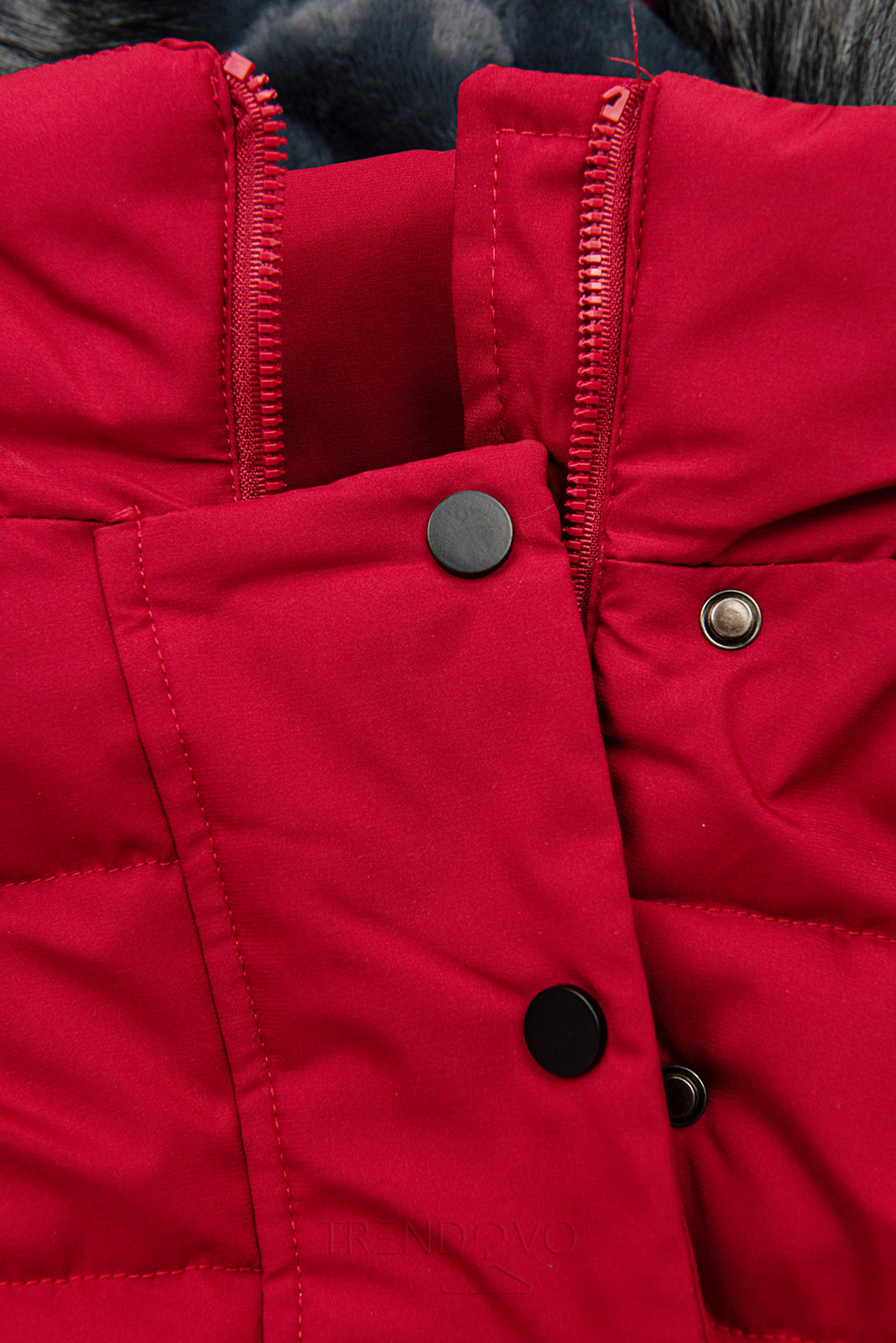 Červená zimní bunda s opaskem