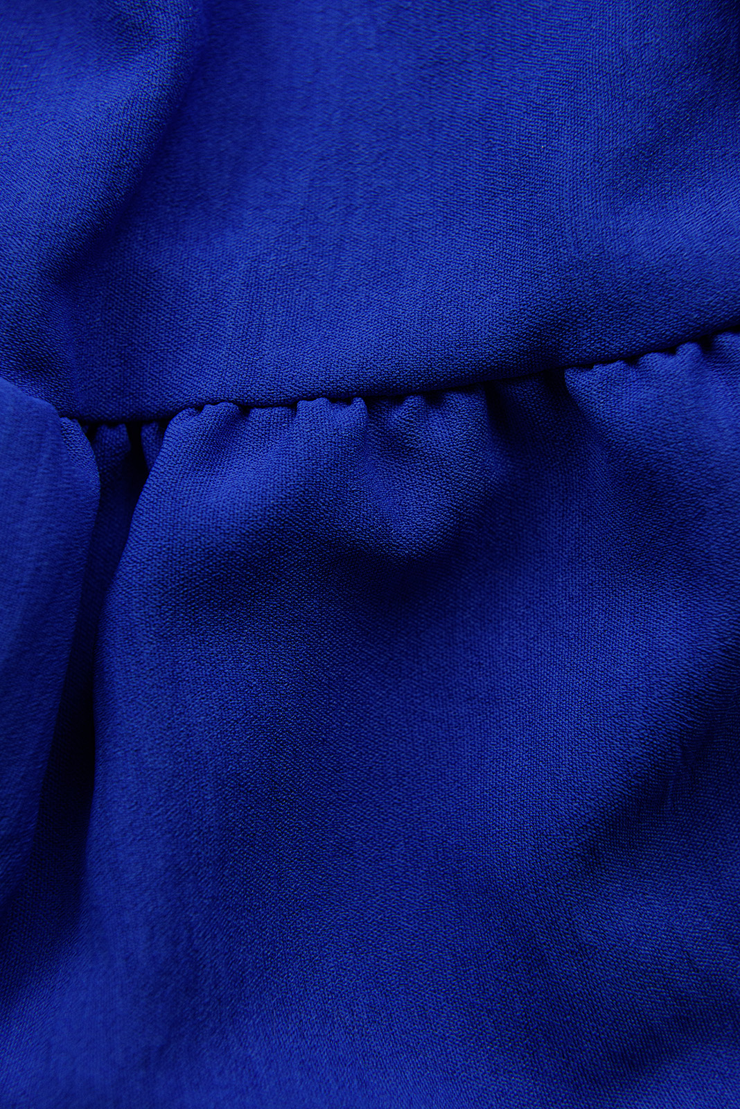 Kobaltově modré midi letní šaty s páskem
