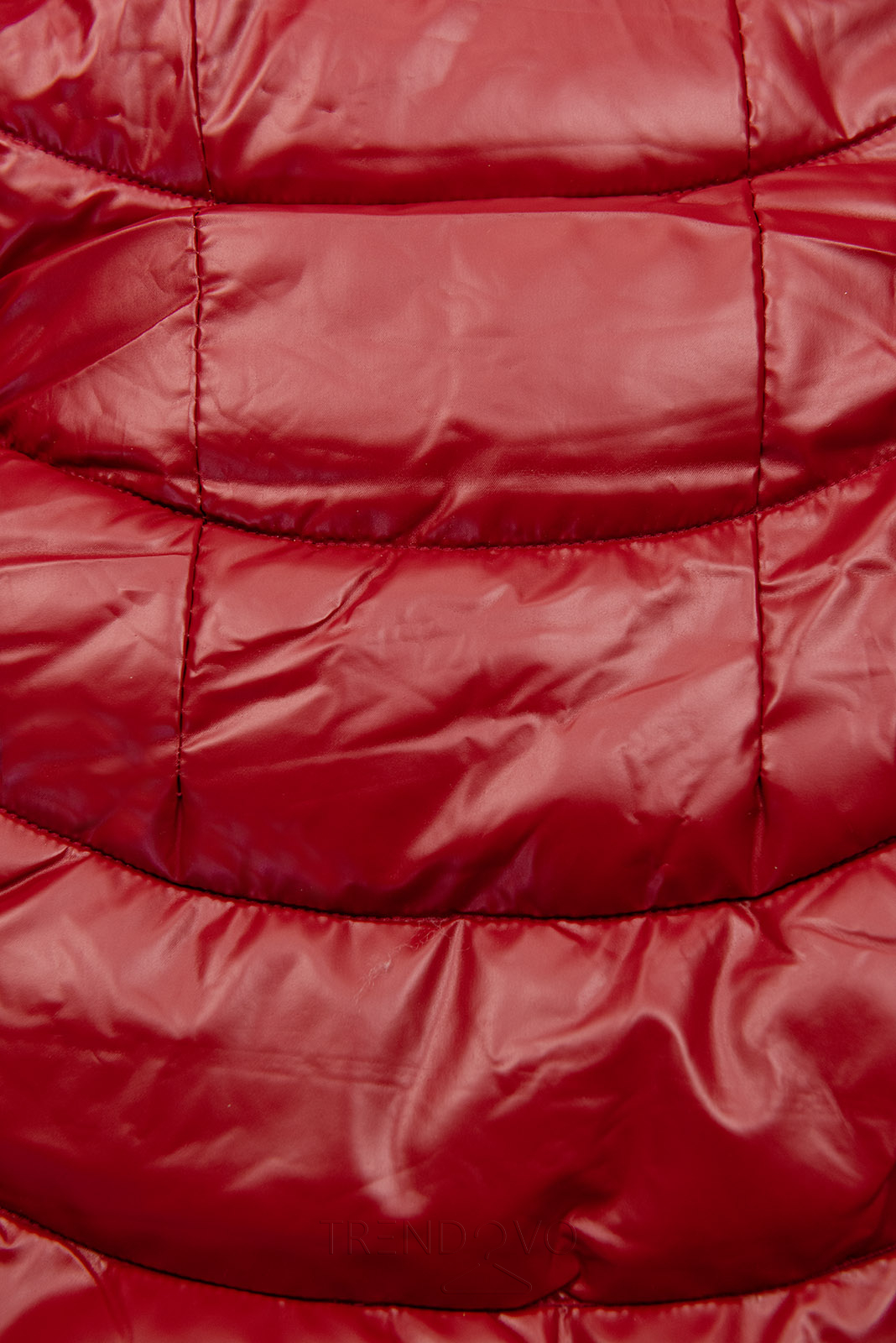 Červená zimní bunda v prošívaném vzhledu