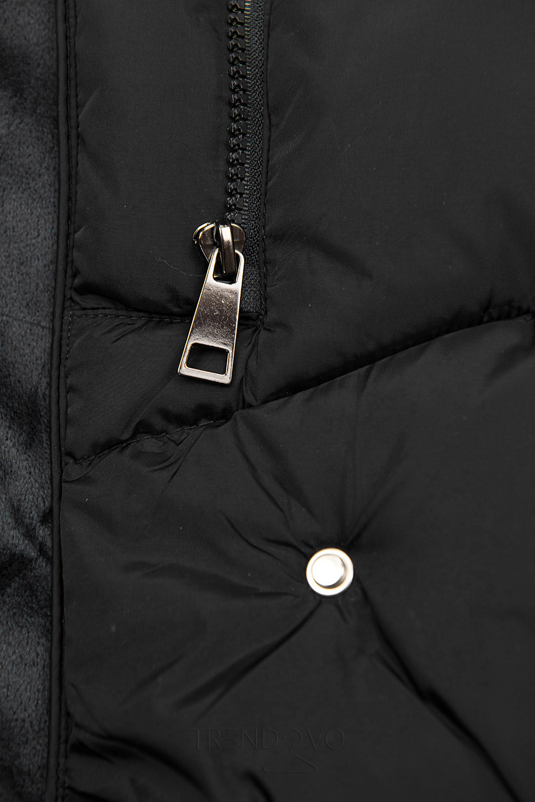 Černá zimní bunda s vysokým límcem