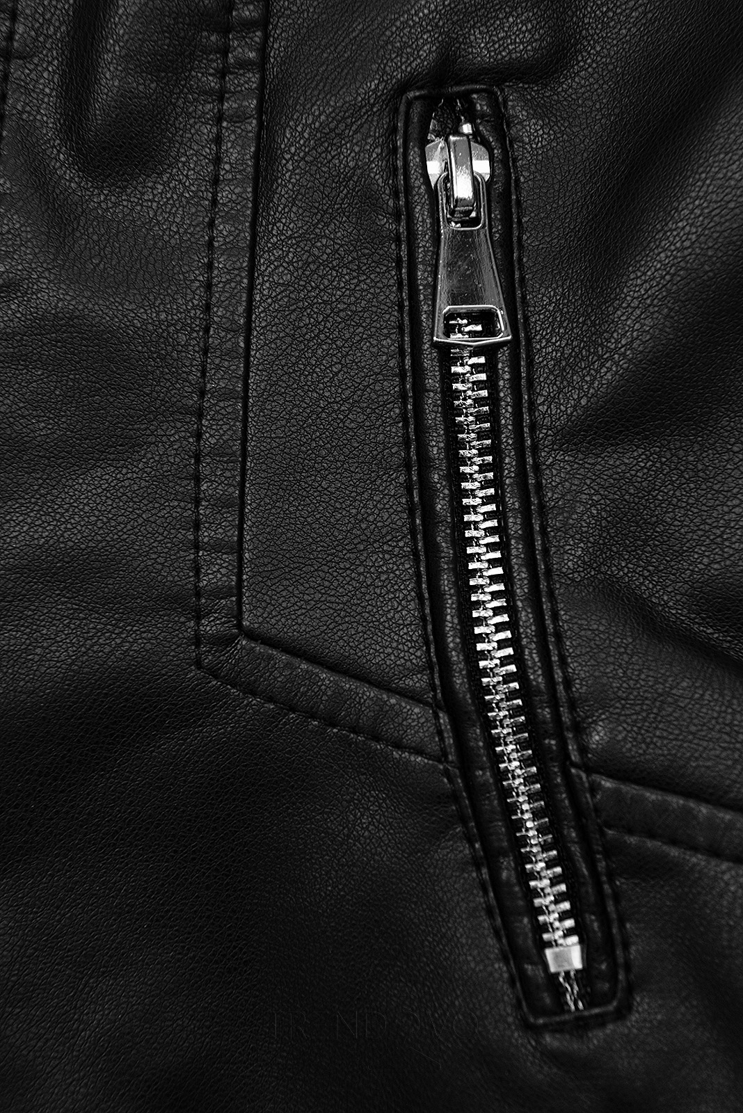 Koženková bunda se šikmým zipem černá