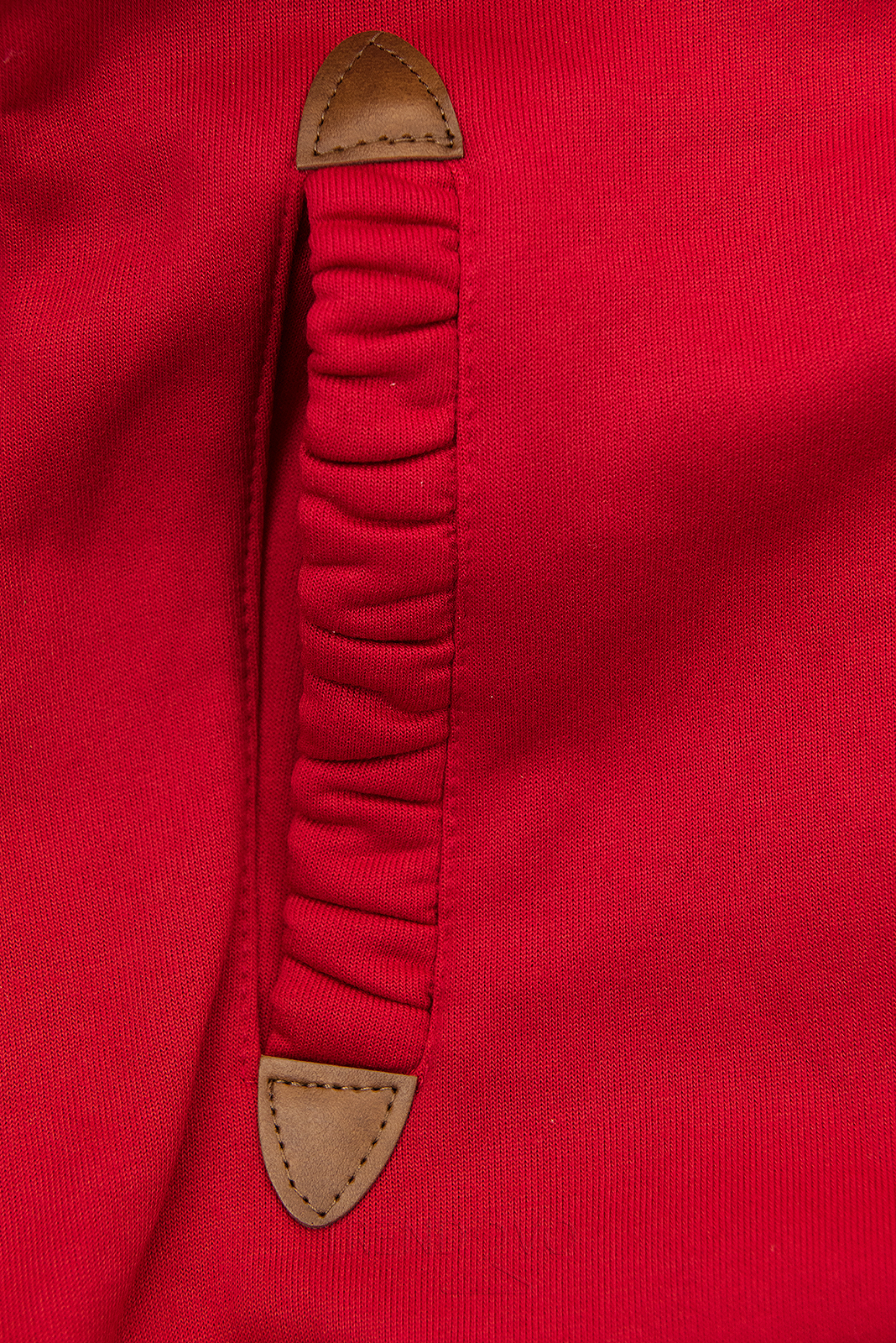 Červená mikina s barevnou podšívkou v kapuci