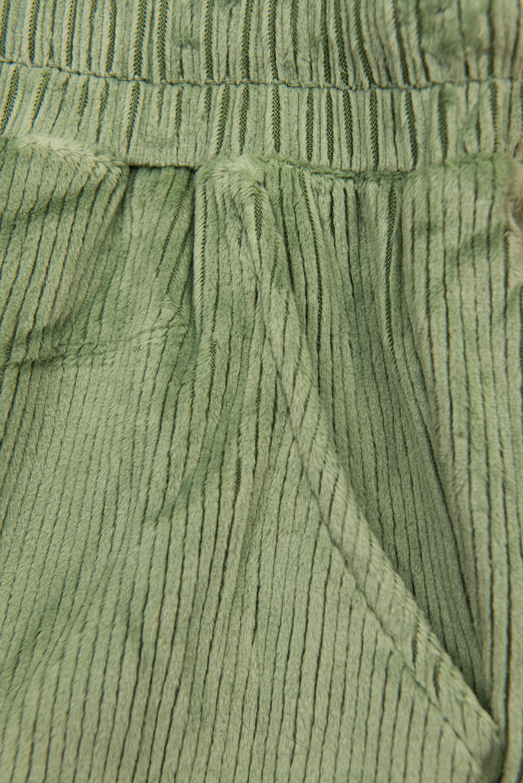 Zelené ležérní kalhoty s manšestrovým vzorem