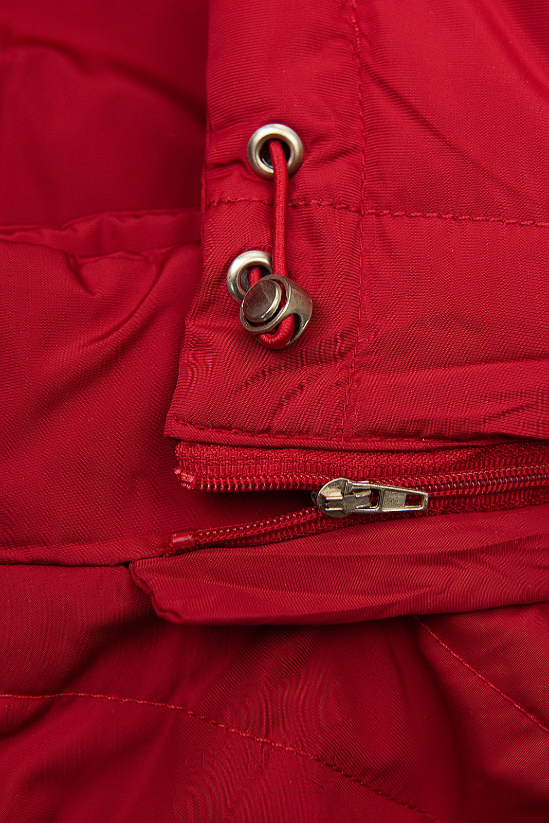 Červená vesta s odepínatelnou kapucí