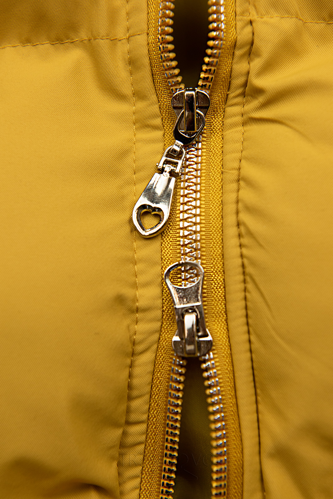 Žlutá prošívaná vesta s kapucí