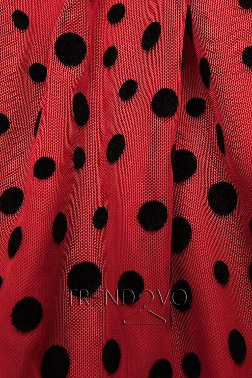 Červené šaty s puntíky