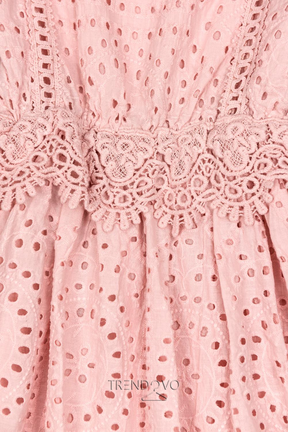 Růžové šaty s perforovanými výšivkami